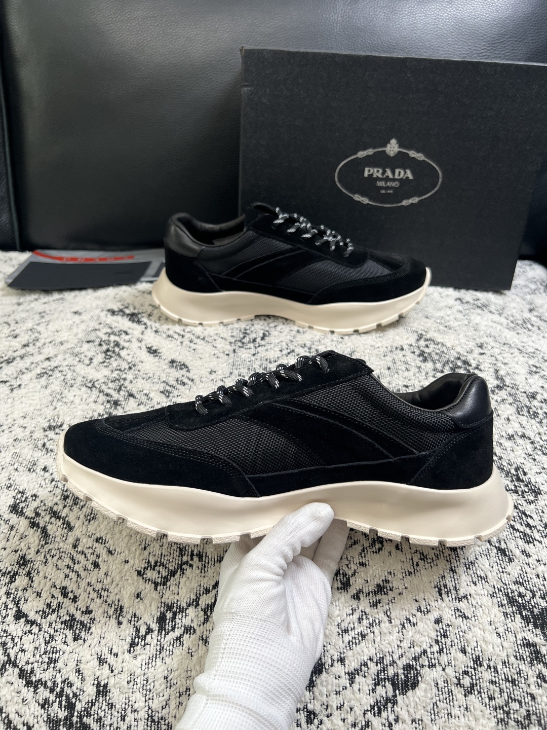 Prada  高品质  顶级工艺品，普拉达 专柜同步，原厂配置意大利进口牛皮搭配面料，进口牛皮内里垫，透气舒适，鞋底：原