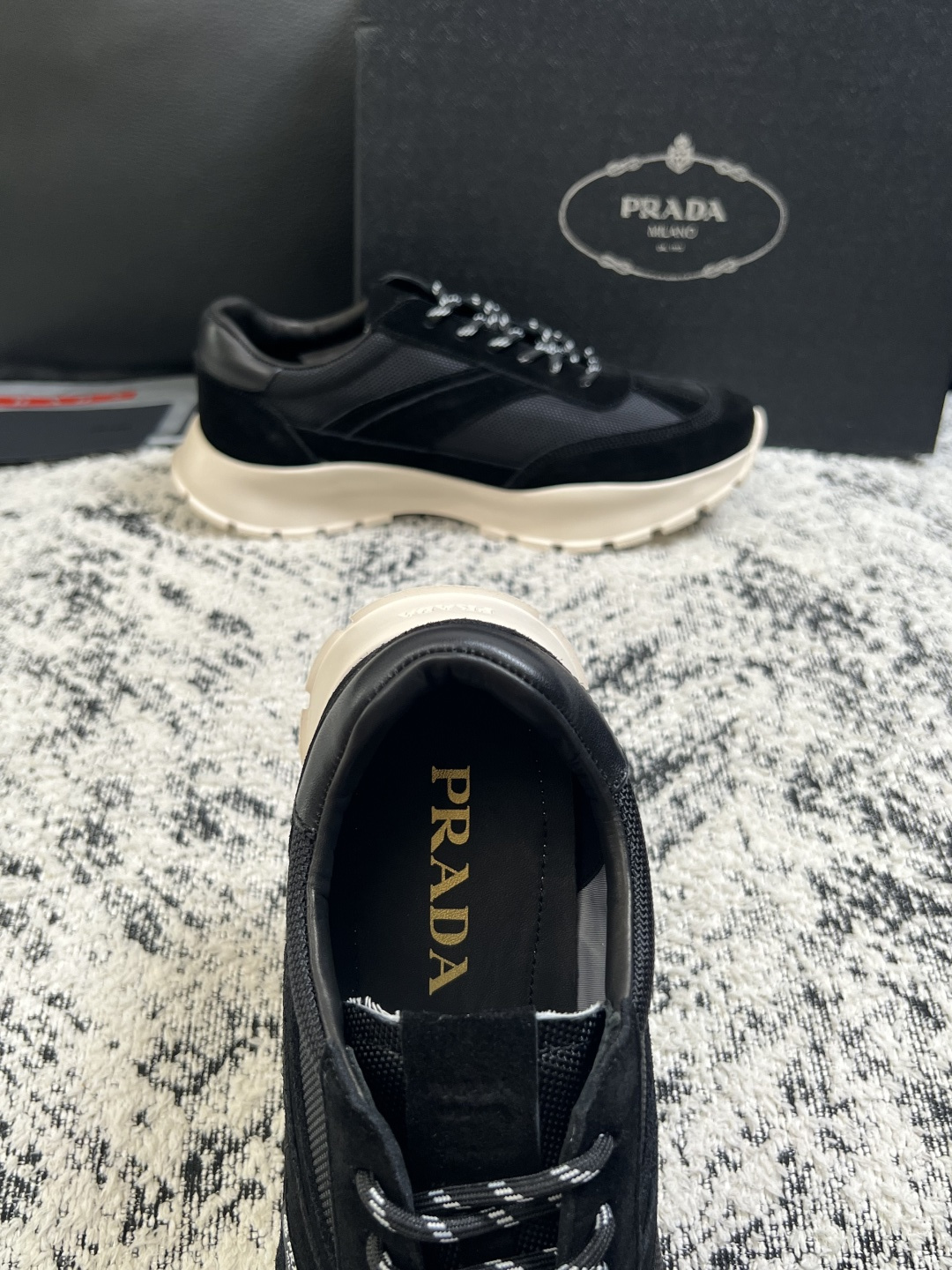Prada  高品质  顶级工艺品，普拉达 专柜同步，原厂配置意大利进口牛皮搭配面料，进口牛皮内里垫，透气舒适，鞋底：原