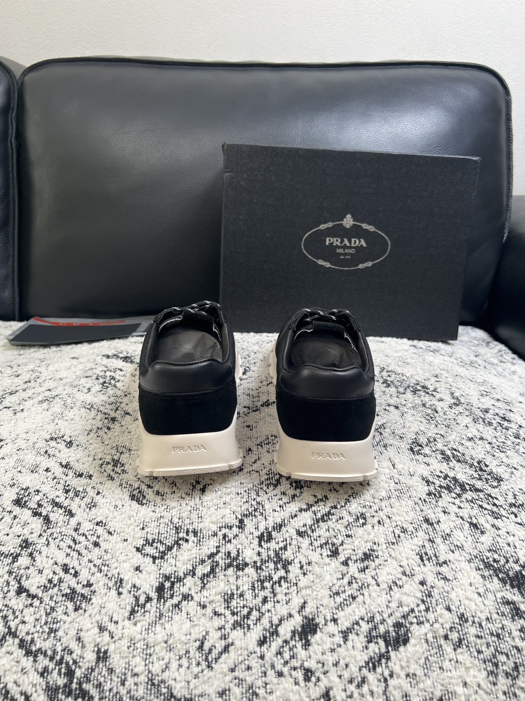 Prada  高品质  顶级工艺品，普拉达 专柜同步，原厂配置意大利进口牛皮搭配面料，进口牛皮内里垫，透气舒适，鞋底：原