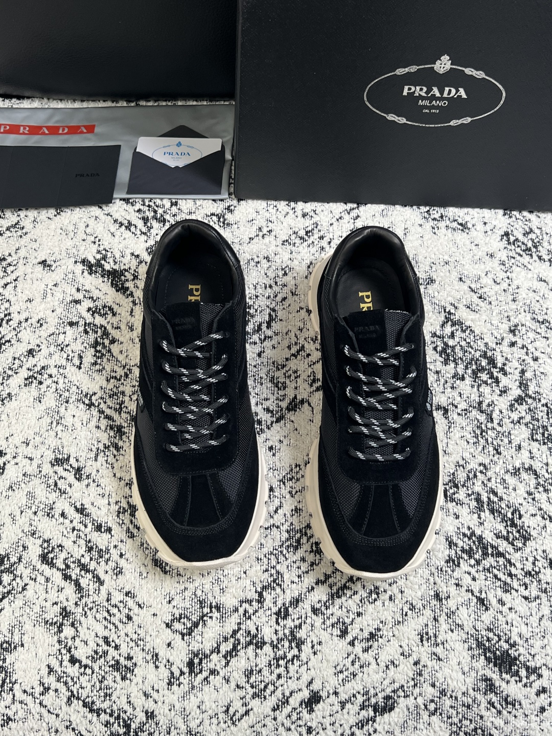 Prada  高品质  顶级工艺品，普拉达 专柜同步，原厂配置意大利进口牛皮搭配面料，进口牛皮内里垫，透气舒适，鞋底：原