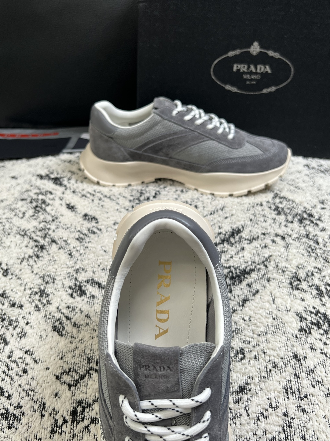 Prada  高品质  顶级工艺品，普拉达 专柜同步，原厂配置意大利进口牛皮搭配面料，进口牛皮内里垫，透气舒适，鞋底：原