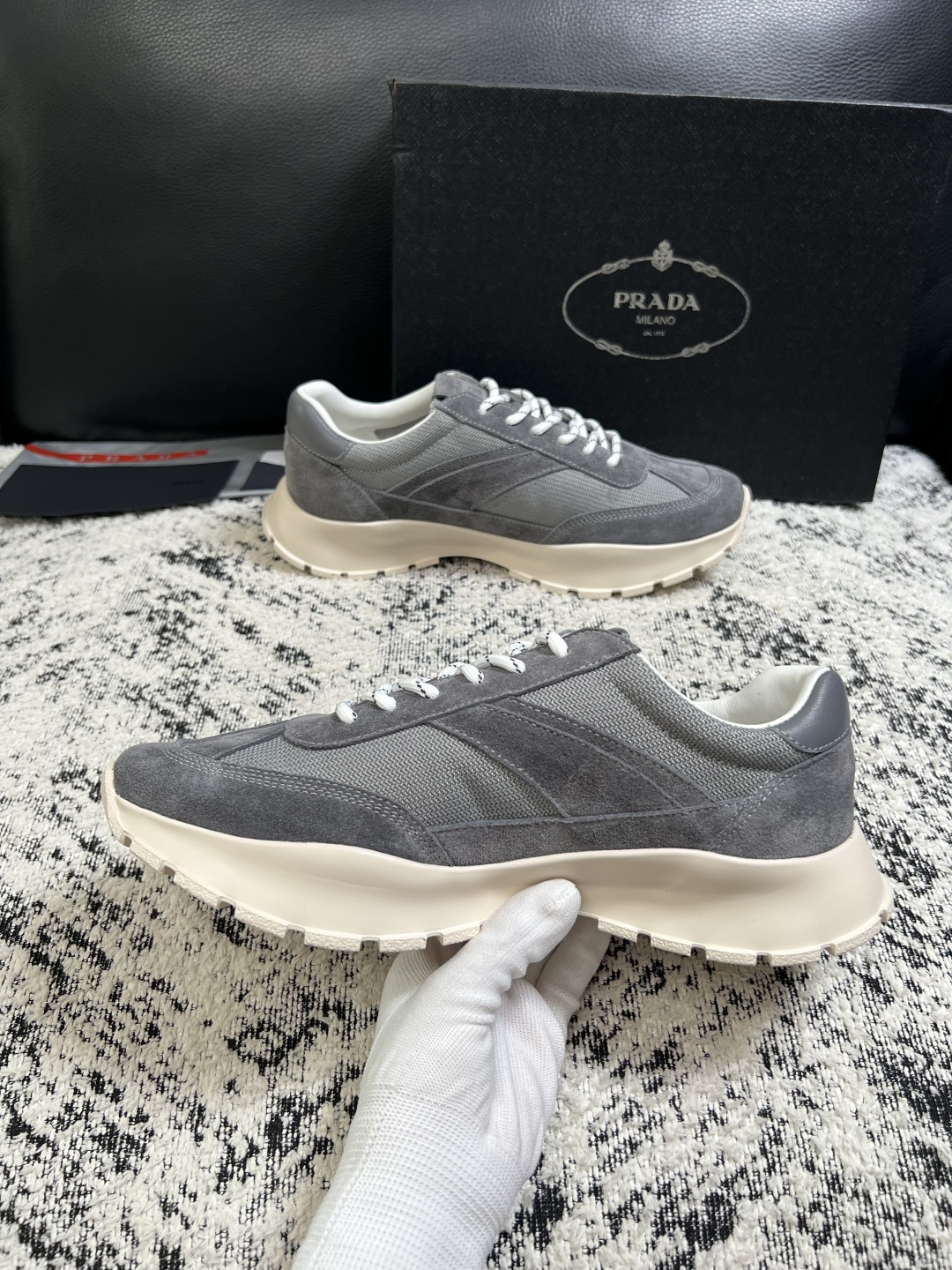 Prada  高品质  顶级工艺品，普拉达 专柜同步，原厂配置意大利进口牛皮搭配面料，进口牛皮内里垫，透气舒适，鞋底：原