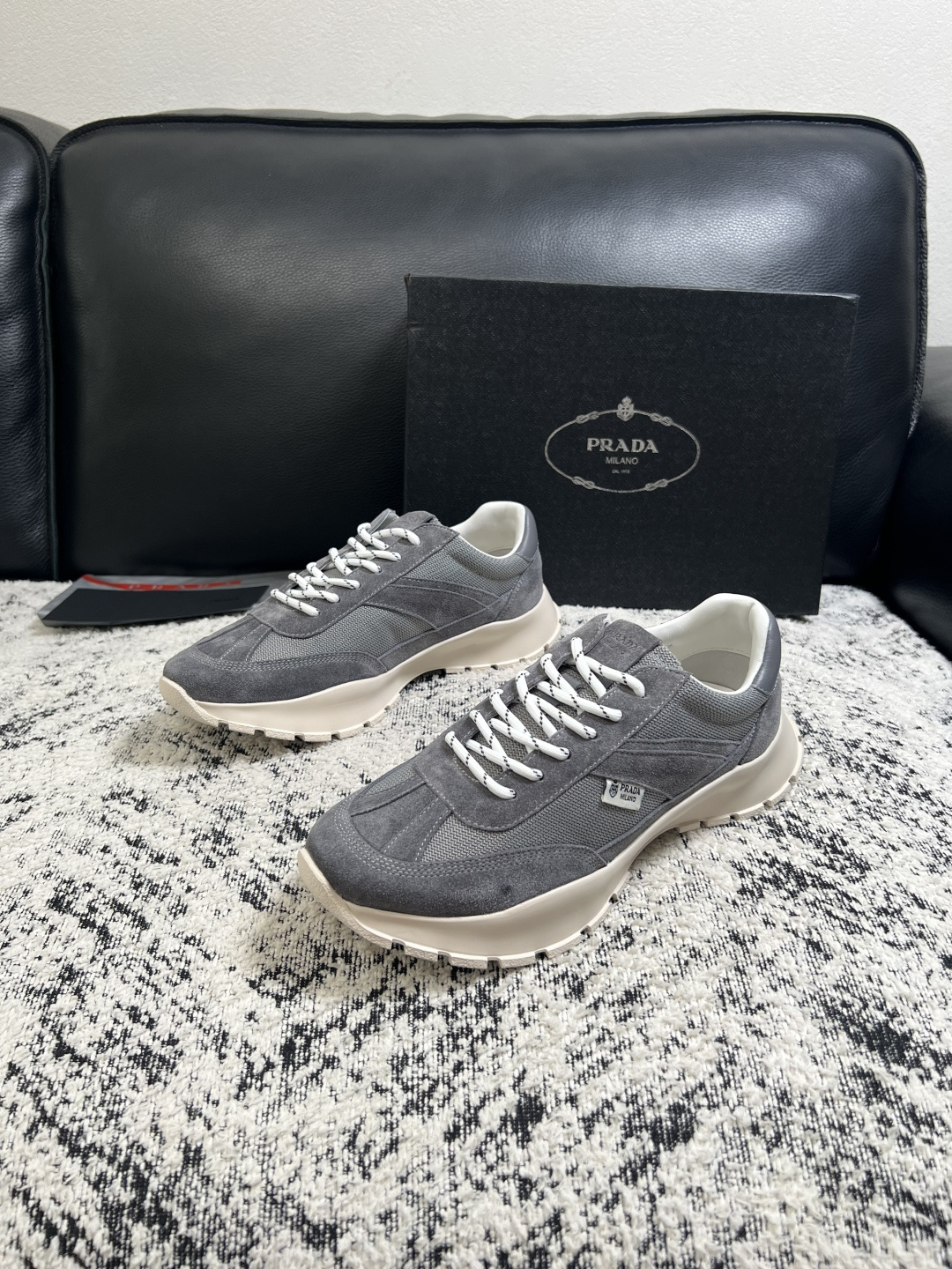 Prada  高品质  顶级工艺品，普拉达 专柜同步，原厂配置意大利进口牛皮搭配面料，进口牛皮内里垫，透气舒适，鞋底：原