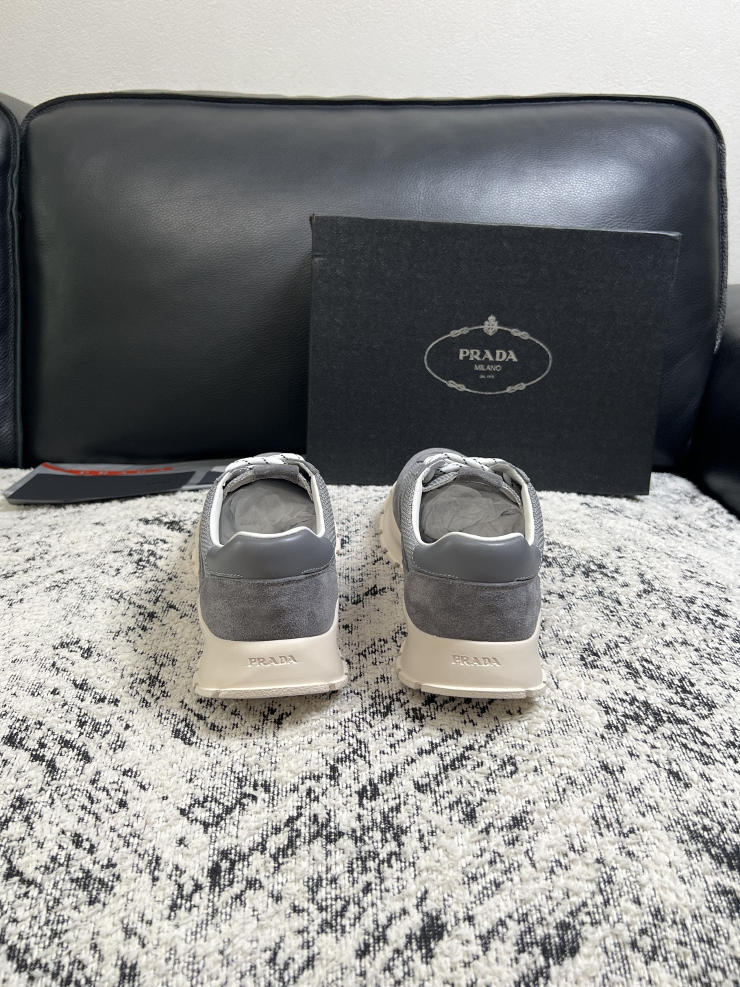 Prada  高品质  顶级工艺品，普拉达 专柜同步，原厂配置意大利进口牛皮搭配面料，进口牛皮内里垫，透气舒适，鞋底：原