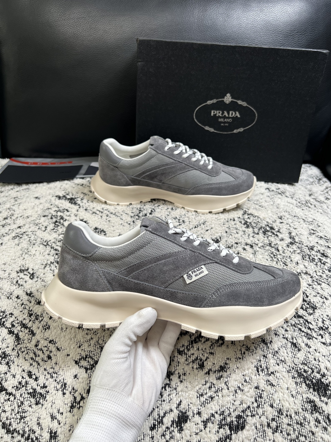 Prada  高品质  顶级工艺品，普拉达 专柜同步，原厂配置意大利进口牛皮搭配面料，进口牛皮内里垫，透气舒适，鞋底：原