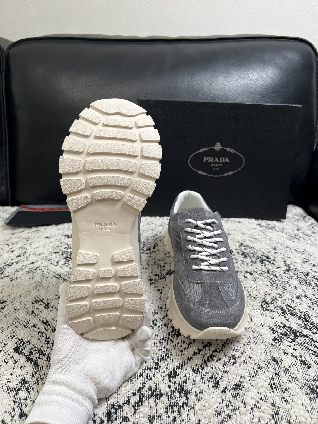 Prada  高品质  顶级工艺品，普拉达 专柜同步，原厂配置意大利进口牛皮搭配面料，进口牛皮内里垫，透气舒适，鞋底：原