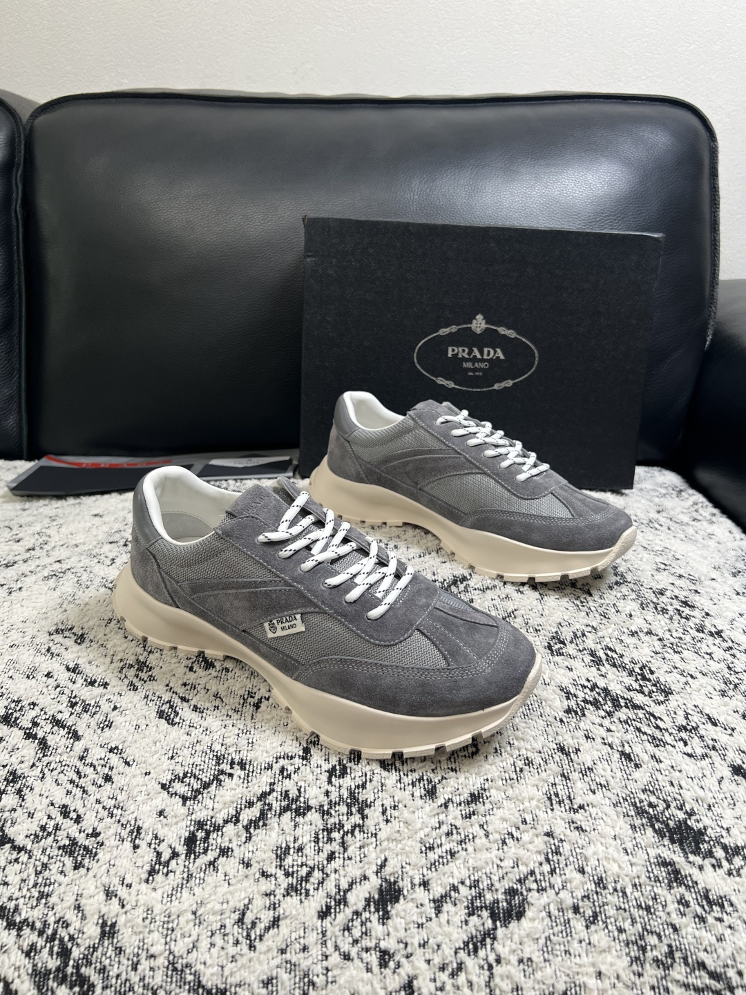 Prada 高品质 顶级工艺品,普拉达 专柜同步,原厂配置意大利进口牛皮搭配面料,进口牛皮内里垫,透气舒适,鞋底:原 Prada 高品质 顶级工艺品,普拉达 专柜同步,原厂配置意大利进口牛皮搭配面料,进口牛皮内里垫,透气舒适,鞋底:原