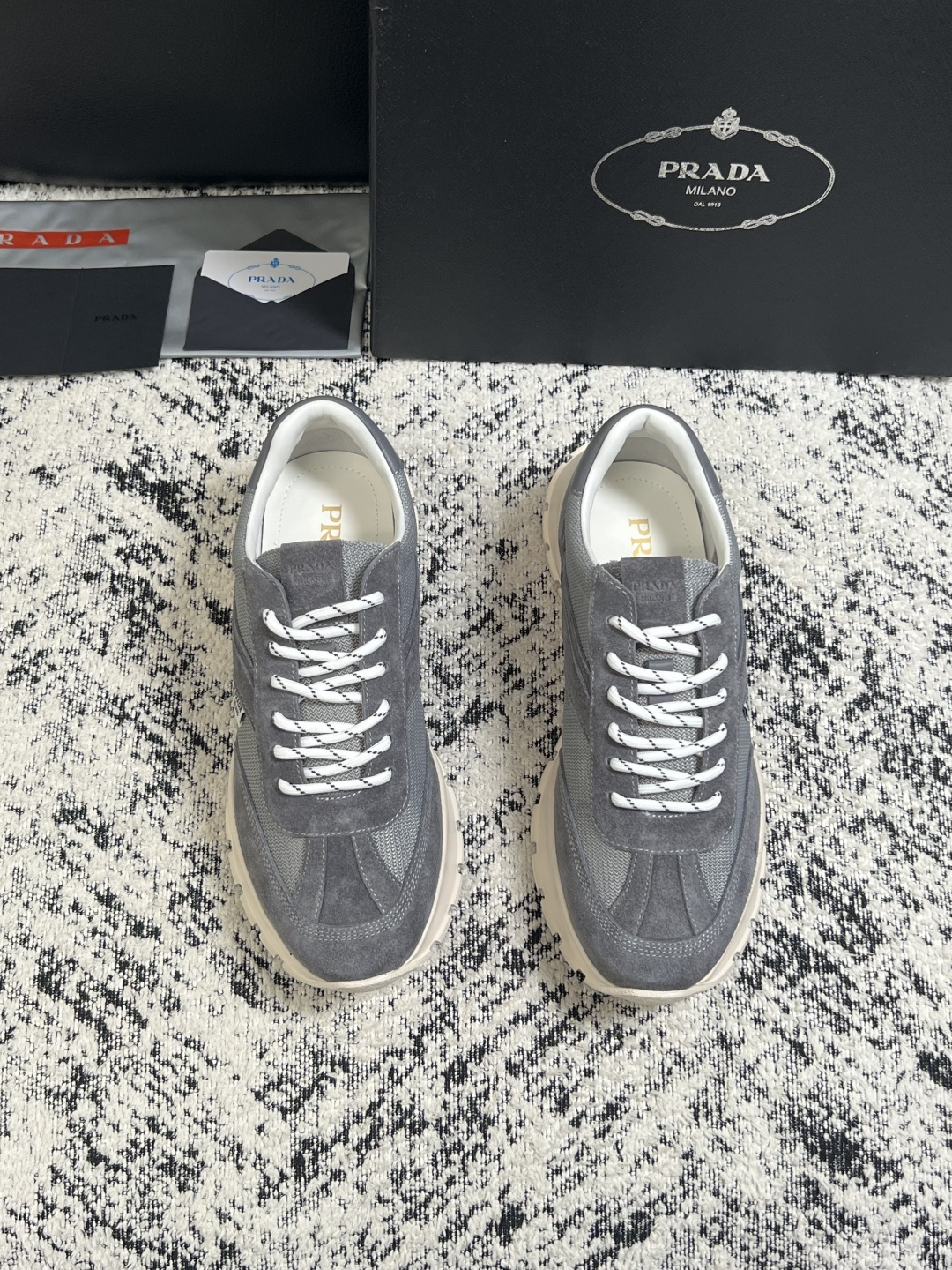 Prada  高品质  顶级工艺品，普拉达 专柜同步，原厂配置意大利进口牛皮搭配面料，进口牛皮内里垫，透气舒适，鞋底：原