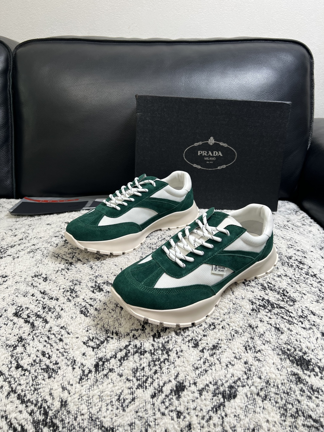 Prada  高品质  顶级工艺品，普拉达 专柜同步，原厂配置意大利进口牛皮搭配面料，进口牛皮内里垫，透气舒适，鞋底：原