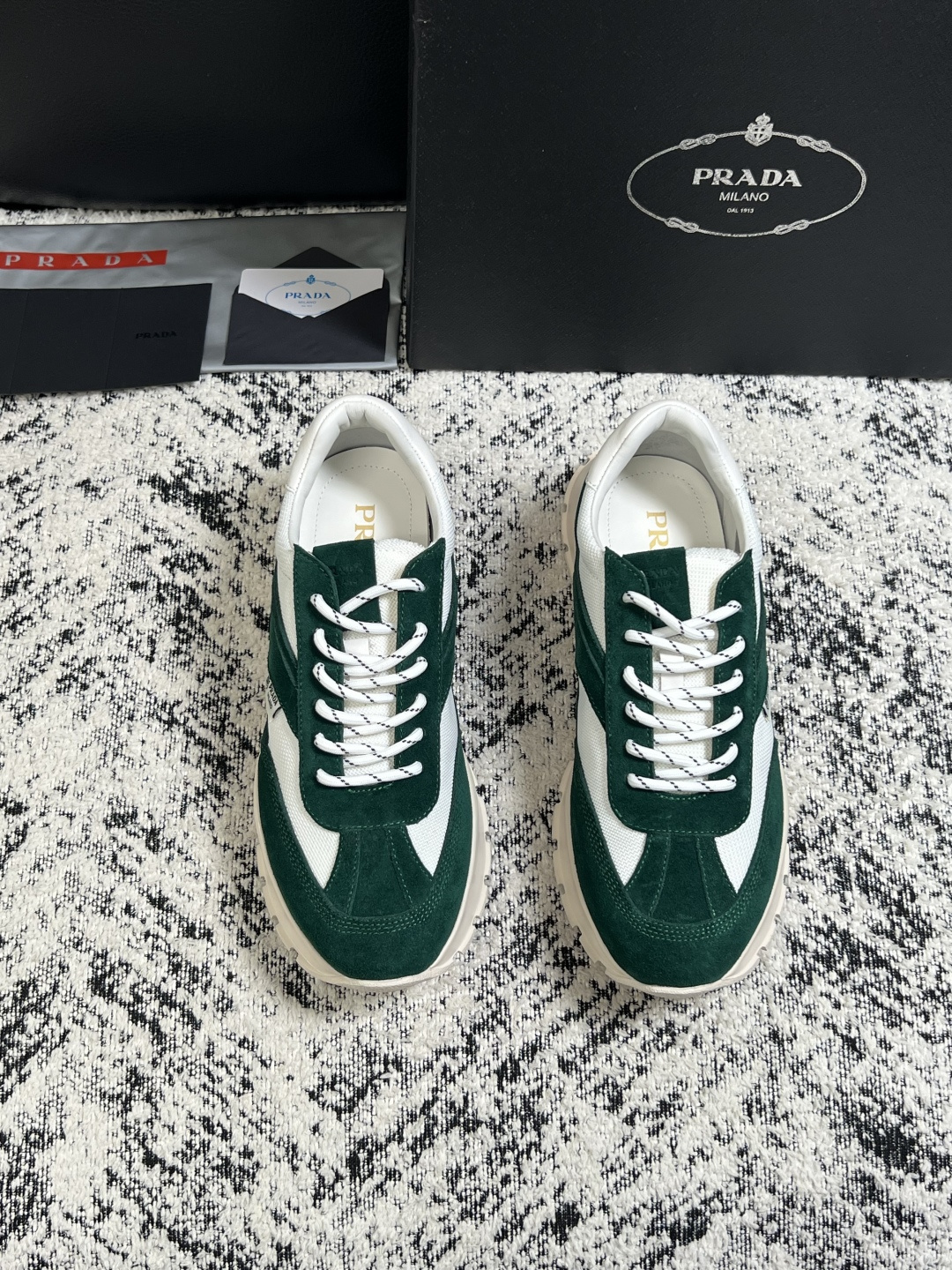 Prada  高品质  顶级工艺品，普拉达 专柜同步，原厂配置意大利进口牛皮搭配面料，进口牛皮内里垫，透气舒适，鞋底：原
