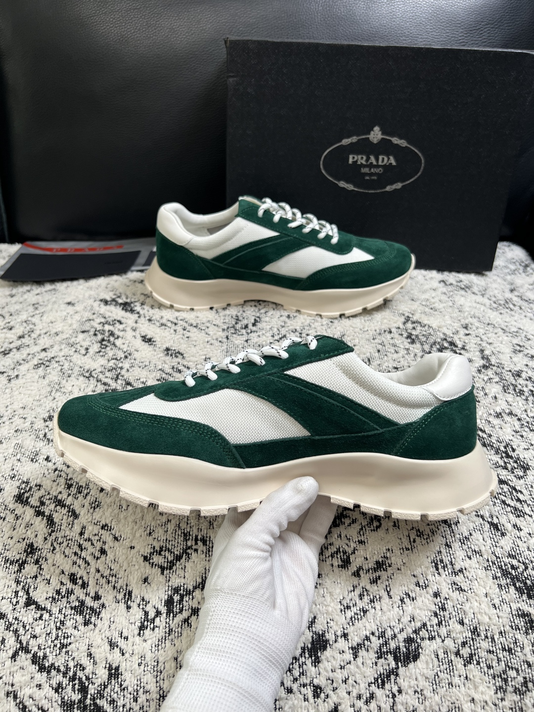 Prada  高品质  顶级工艺品，普拉达 专柜同步，原厂配置意大利进口牛皮搭配面料，进口牛皮内里垫，透气舒适，鞋底：原