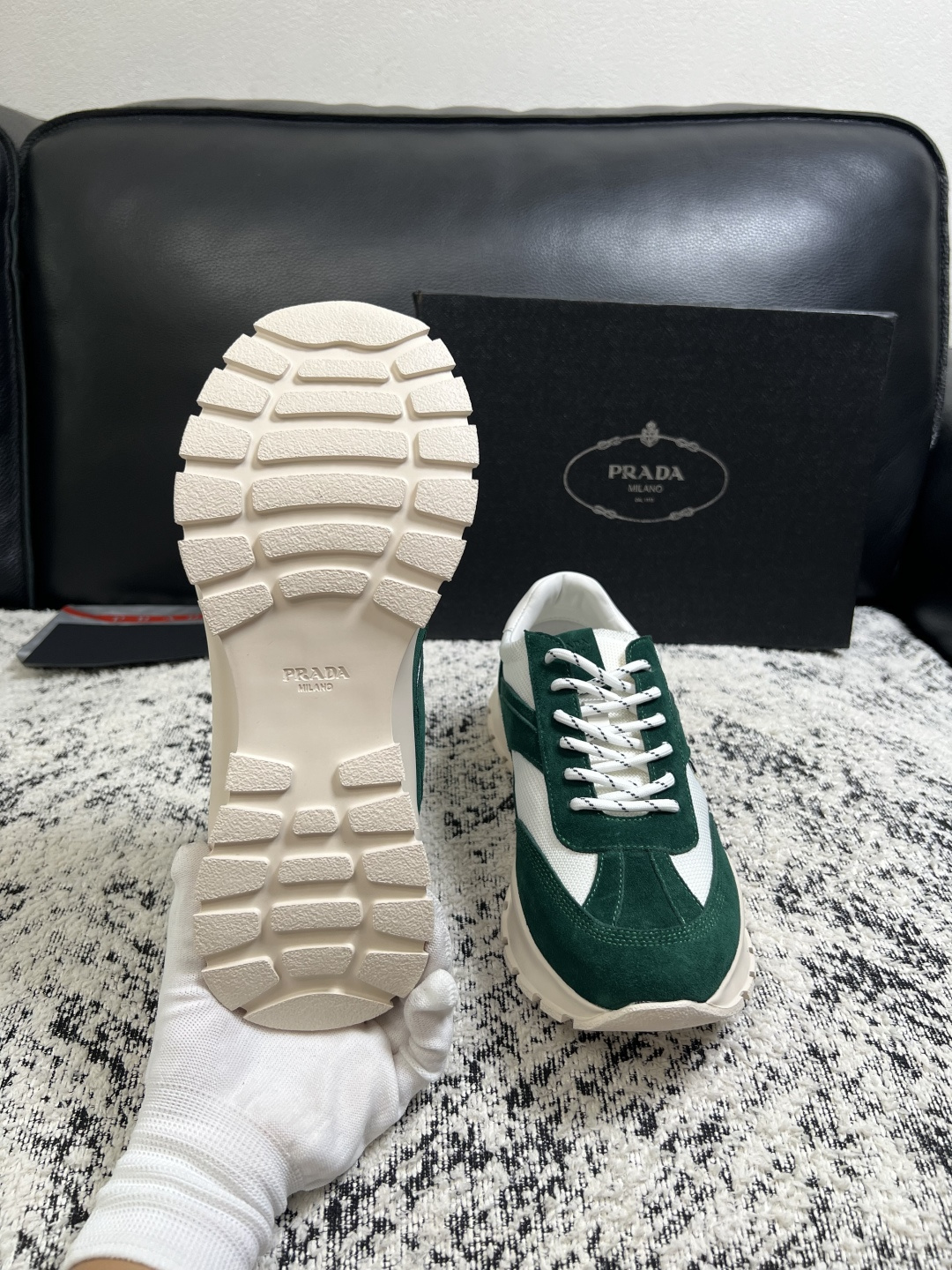 Prada  高品质  顶级工艺品，普拉达 专柜同步，原厂配置意大利进口牛皮搭配面料，进口牛皮内里垫，透气舒适，鞋底：原