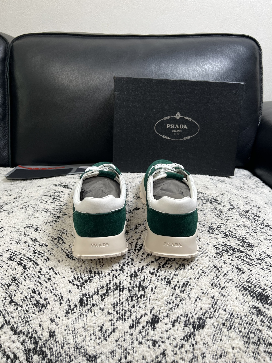 Prada  高品质  顶级工艺品，普拉达 专柜同步，原厂配置意大利进口牛皮搭配面料，进口牛皮内里垫，透气舒适，鞋底：原