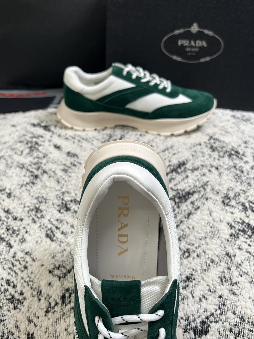 Prada  高品质  顶级工艺品，普拉达 专柜同步，原厂配置意大利进口牛皮搭配面料，进口牛皮内里垫，透气舒适，鞋底：原