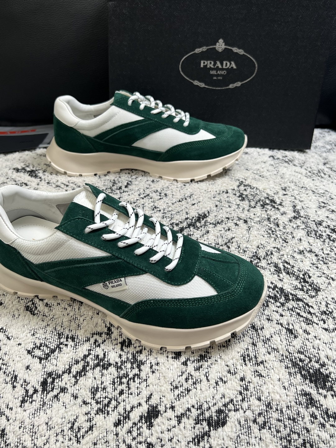 Prada  高品质  顶级工艺品，普拉达 专柜同步，原厂配置意大利进口牛皮搭配面料，进口牛皮内里垫，透气舒适，鞋底：原