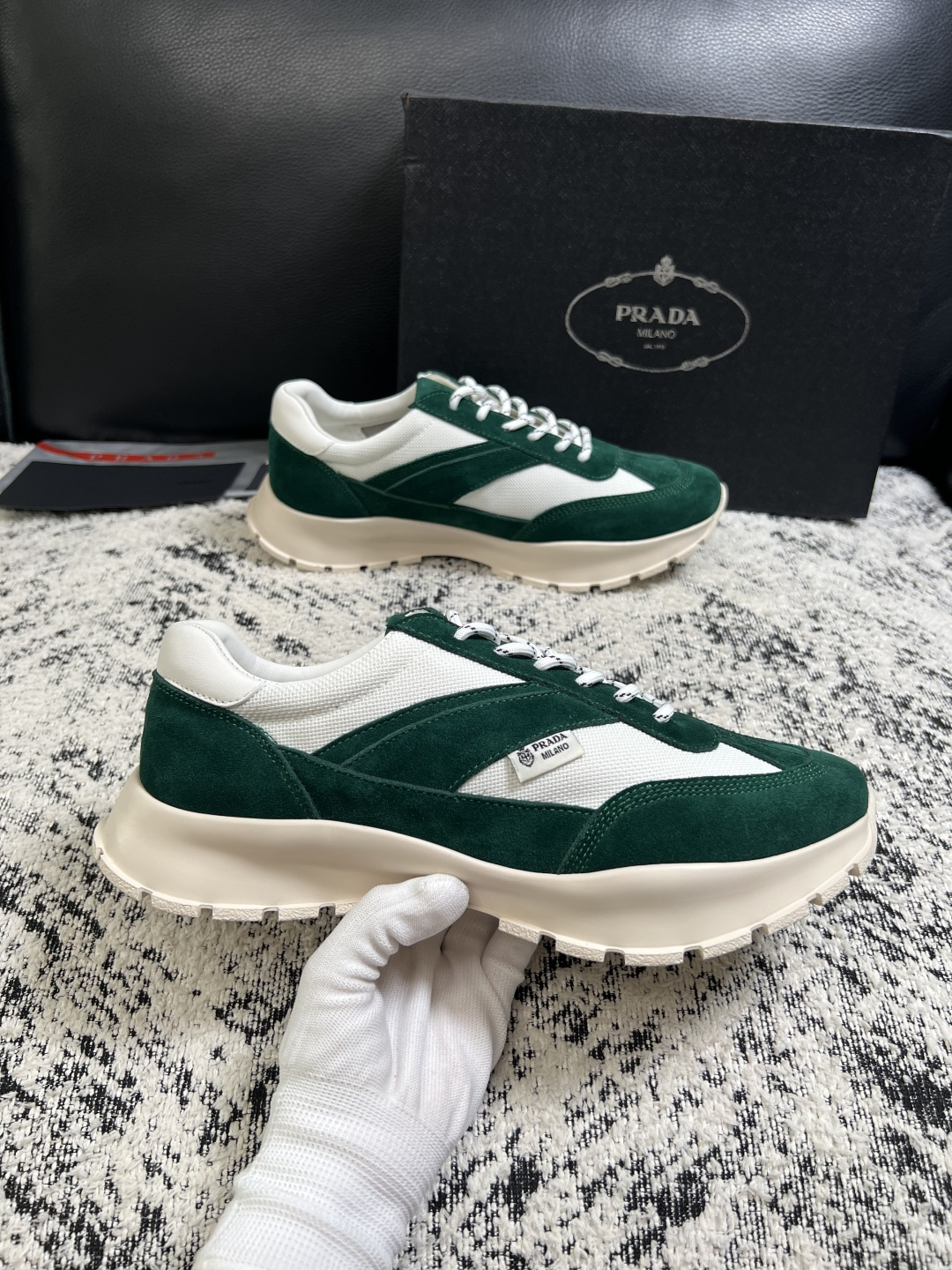 Prada  高品质  顶级工艺品，普拉达 专柜同步，原厂配置意大利进口牛皮搭配面料，进口牛皮内里垫，透气舒适，鞋底：原