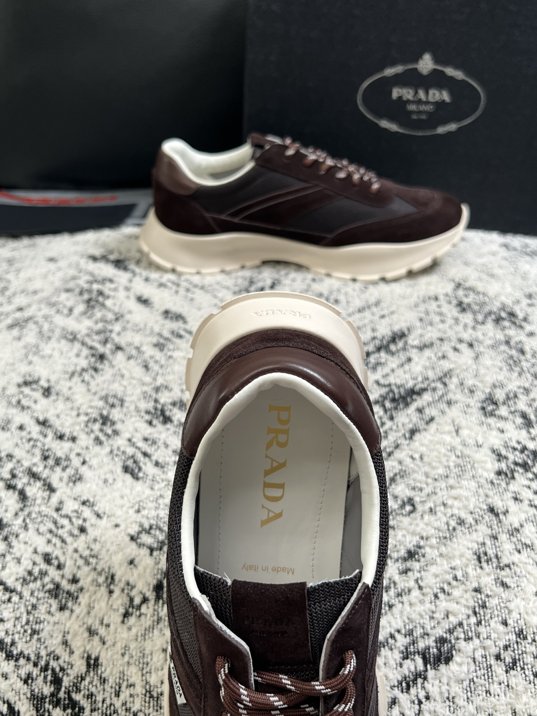 Prada  高品质  顶级工艺品，普拉达 专柜同步，原厂配置意大利进口牛皮搭配面料，进口牛皮内里垫，透气舒适，鞋底：原