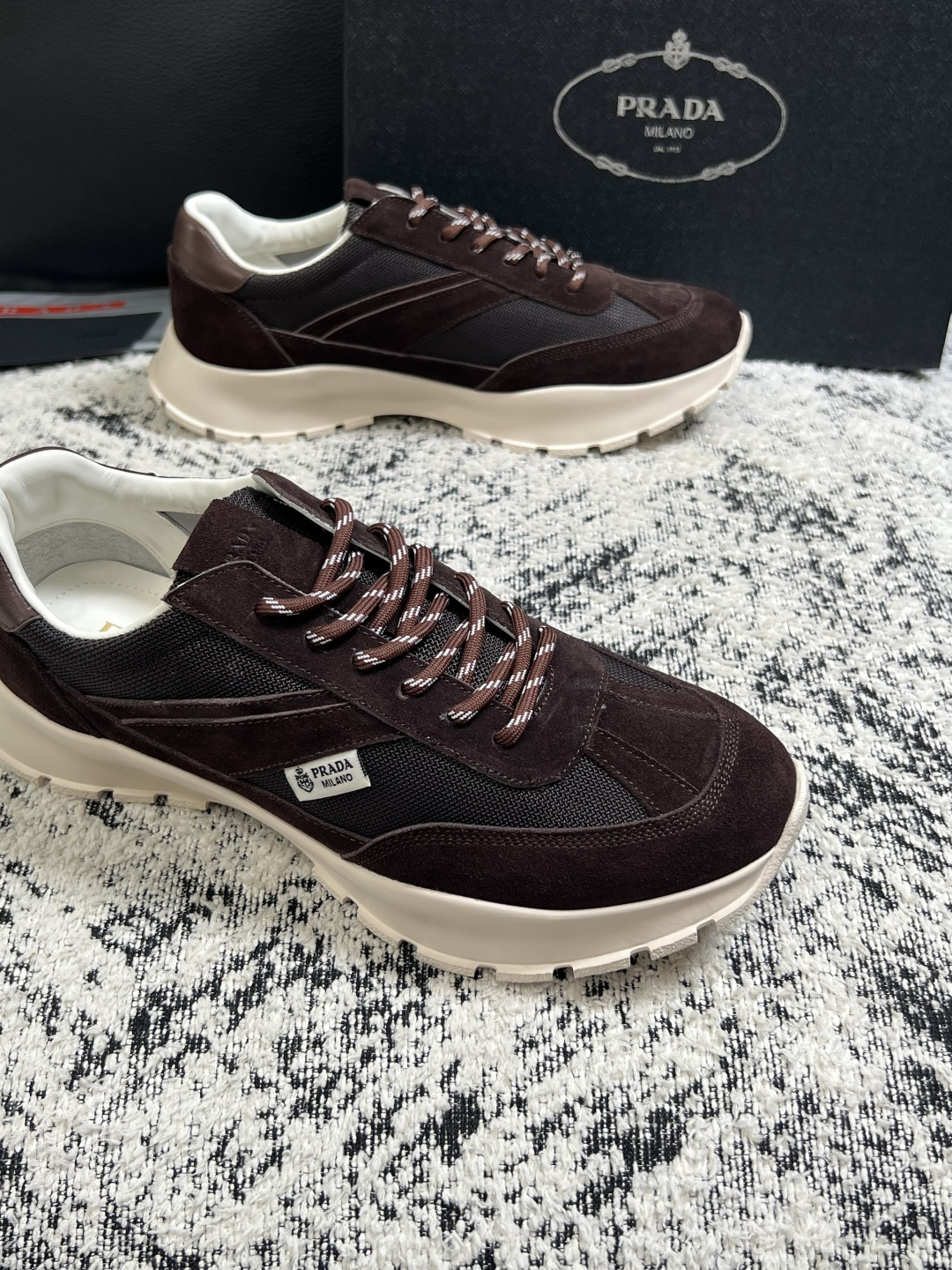 Prada  高品质  顶级工艺品，普拉达 专柜同步，原厂配置意大利进口牛皮搭配面料，进口牛皮内里垫，透气舒适，鞋底：原