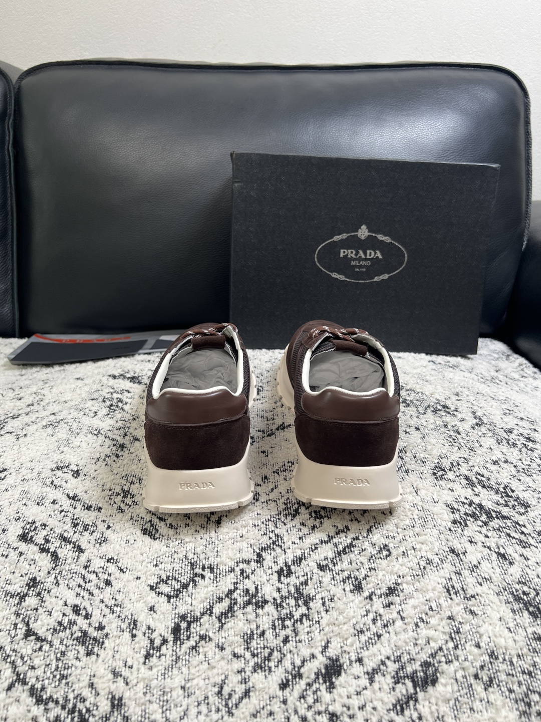 Prada  高品质  顶级工艺品，普拉达 专柜同步，原厂配置意大利进口牛皮搭配面料，进口牛皮内里垫，透气舒适，鞋底：原