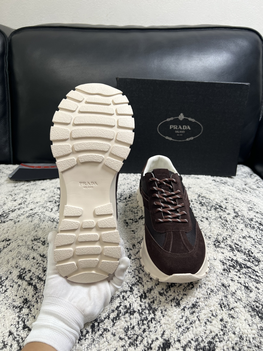 Prada  高品质  顶级工艺品，普拉达 专柜同步，原厂配置意大利进口牛皮搭配面料，进口牛皮内里垫，透气舒适，鞋底：原