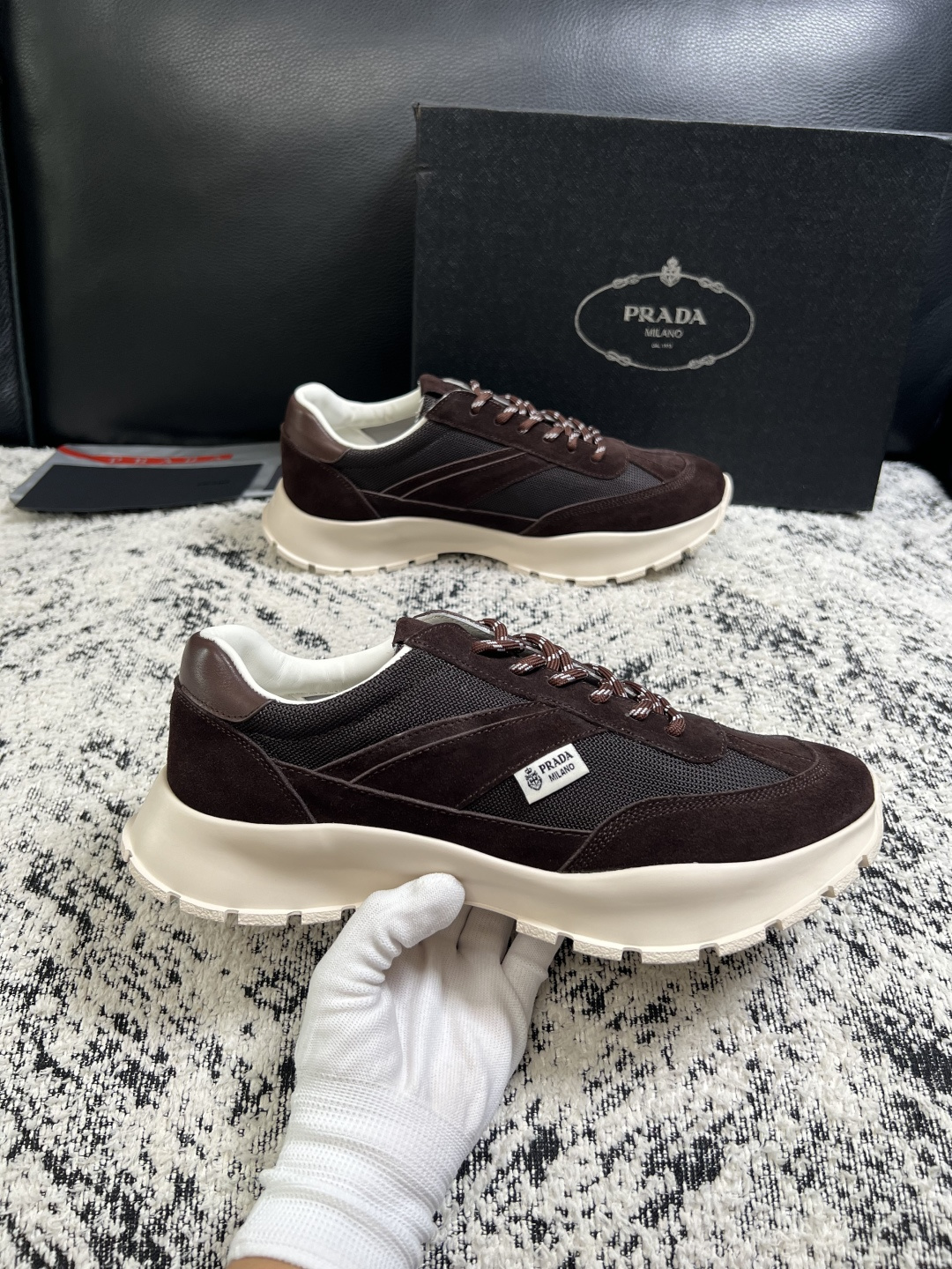 Prada  高品质  顶级工艺品，普拉达 专柜同步，原厂配置意大利进口牛皮搭配面料，进口牛皮内里垫，透气舒适，鞋底：原