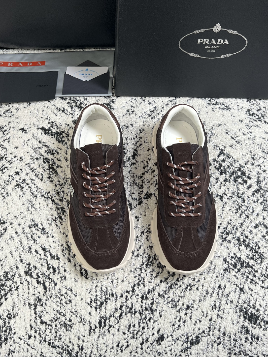 Prada  高品质  顶级工艺品，普拉达 专柜同步，原厂配置意大利进口牛皮搭配面料，进口牛皮内里垫，透气舒适，鞋底：原