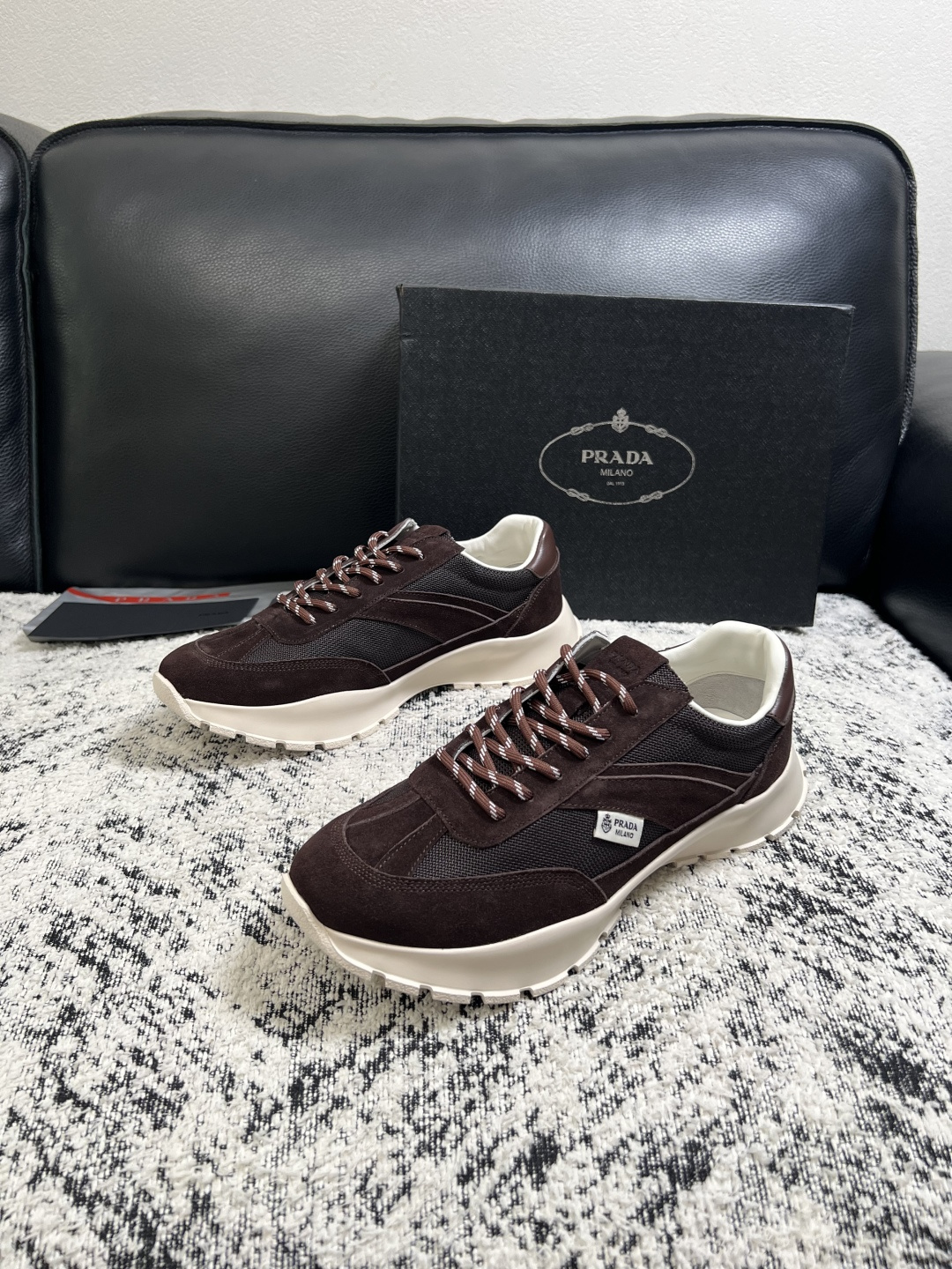 Prada  高品质  顶级工艺品，普拉达 专柜同步，原厂配置意大利进口牛皮搭配面料，进口牛皮内里垫，透气舒适，鞋底：原