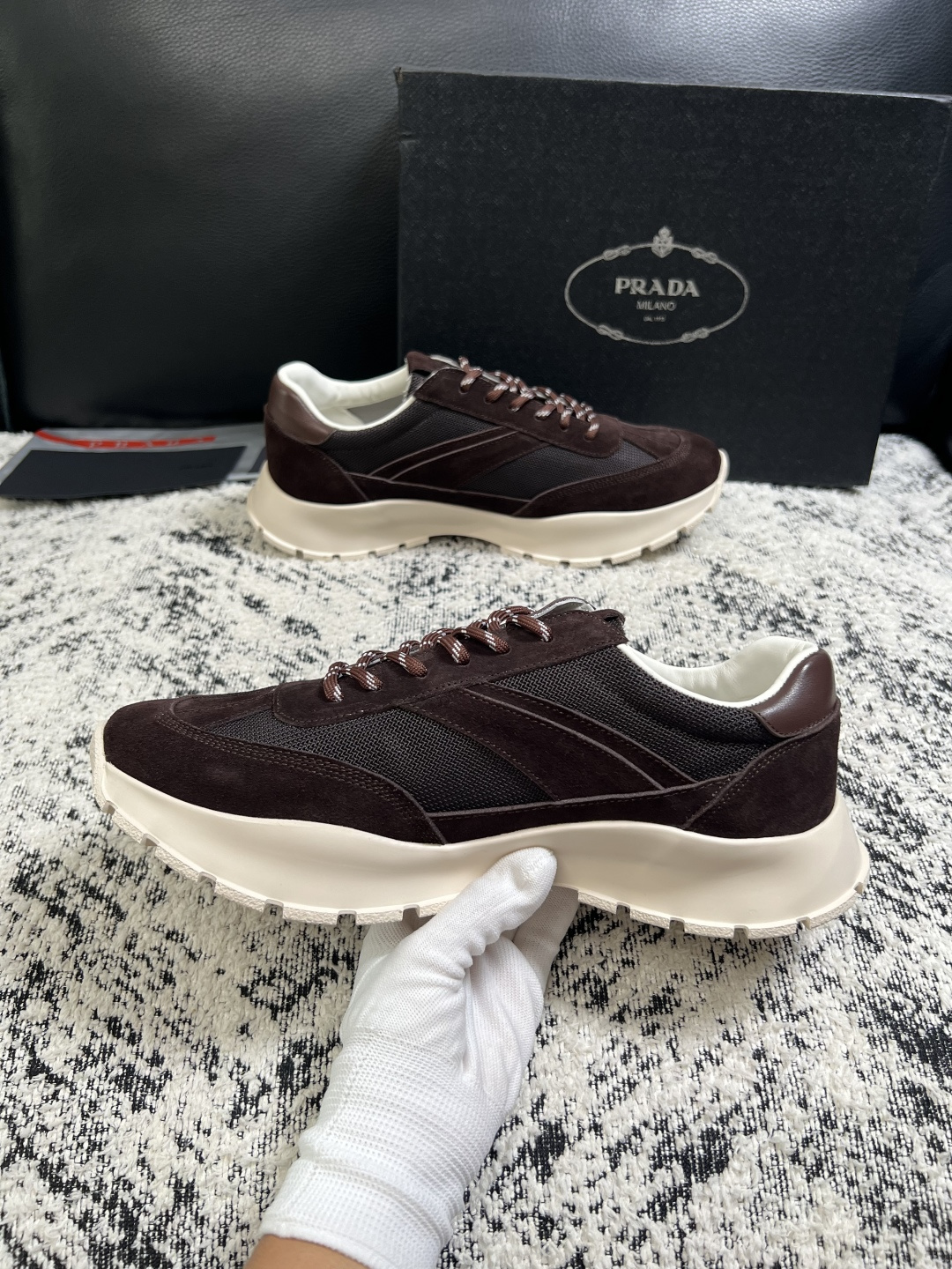 Prada  高品质  顶级工艺品，普拉达 专柜同步，原厂配置意大利进口牛皮搭配面料，进口牛皮内里垫，透气舒适，鞋底：原