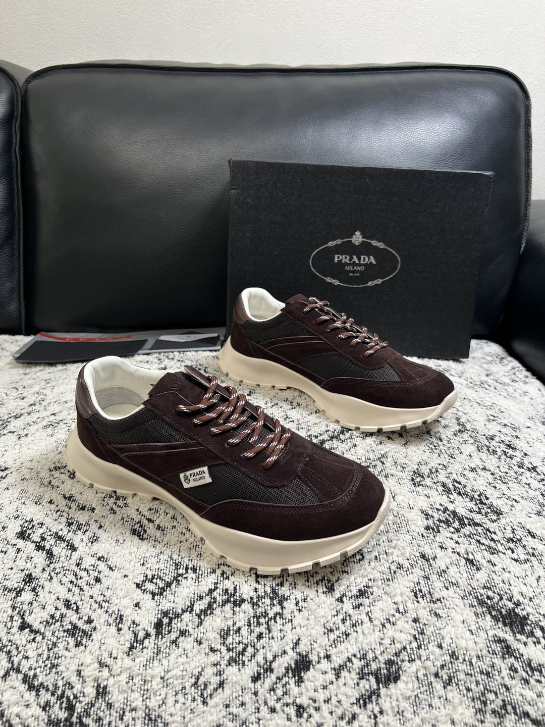 Prada 高品质 顶级工艺品,普拉达 专柜同步,原厂配置意大利进口牛皮搭配面料,进口牛皮内里垫,透气舒适,鞋底:原 Prada 高品质 顶级工艺品,普拉达 专柜同步,原厂配置意大利进口牛皮搭配面料,进口牛皮内里垫,透气舒适,鞋底:原