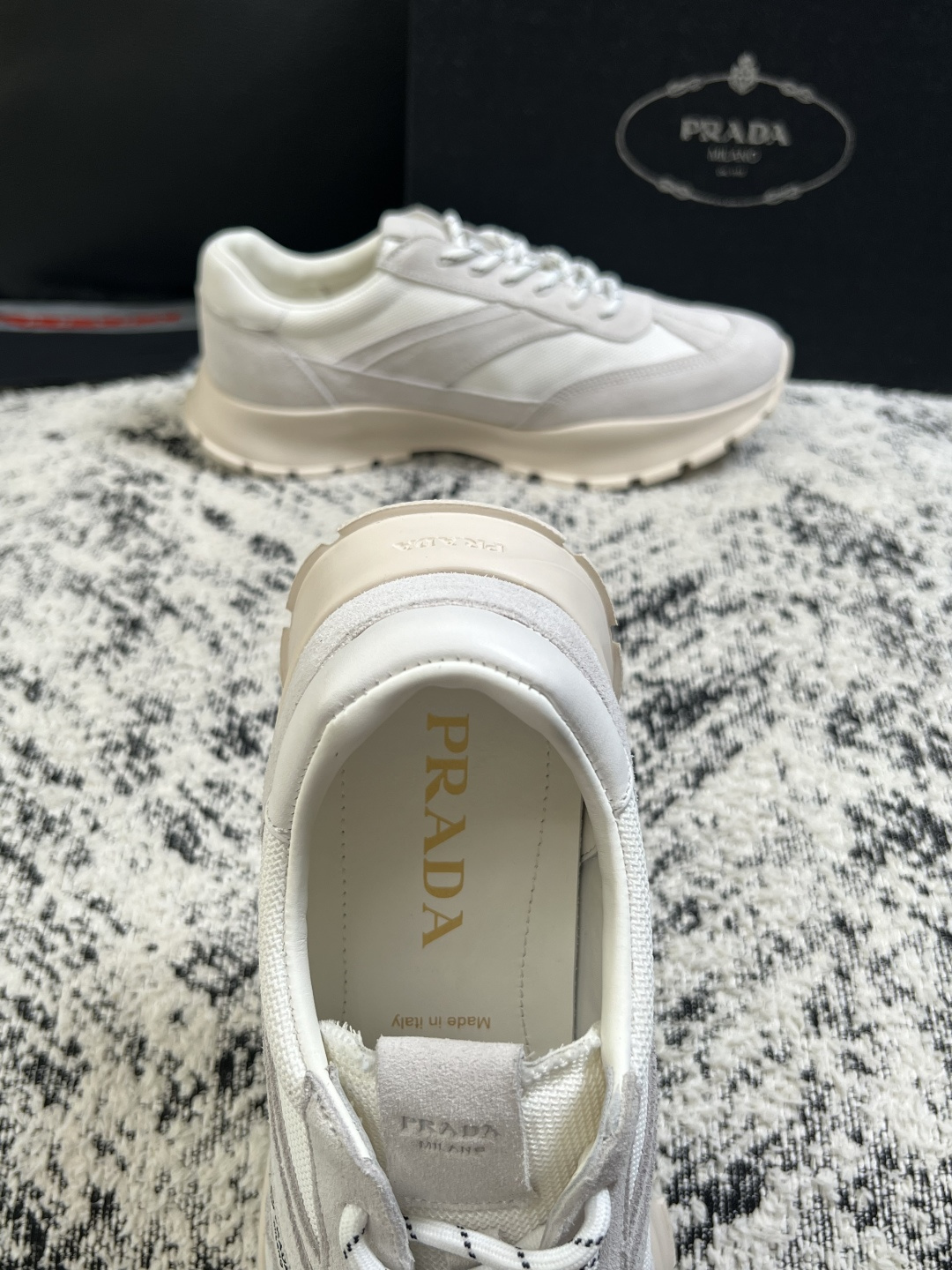 Prada  高品质  顶级工艺品，普拉达 专柜同步，原厂配置意大利进口牛皮搭配面料，进口牛皮内里垫，透气舒适，鞋底：原