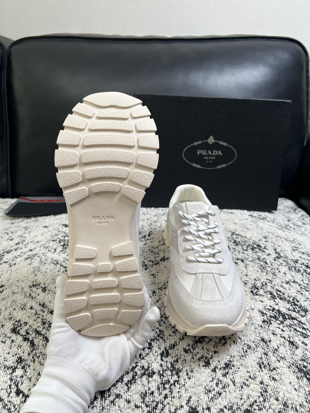 Prada  高品质  顶级工艺品，普拉达 专柜同步，原厂配置意大利进口牛皮搭配面料，进口牛皮内里垫，透气舒适，鞋底：原