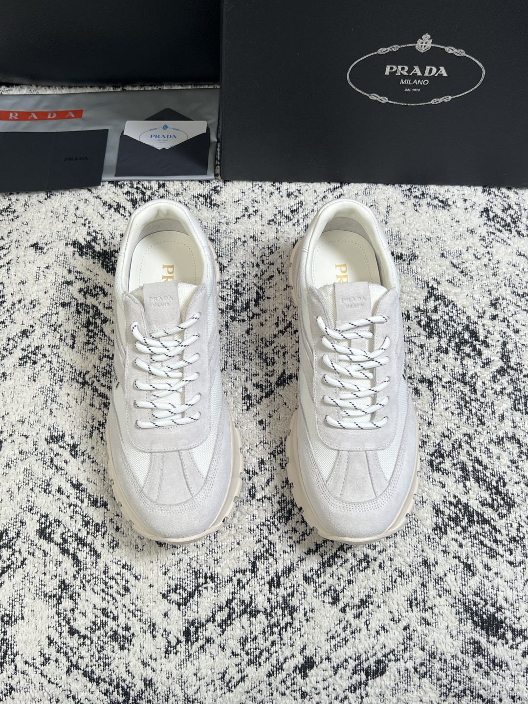 Prada  高品质  顶级工艺品，普拉达 专柜同步，原厂配置意大利进口牛皮搭配面料，进口牛皮内里垫，透气舒适，鞋底：原
