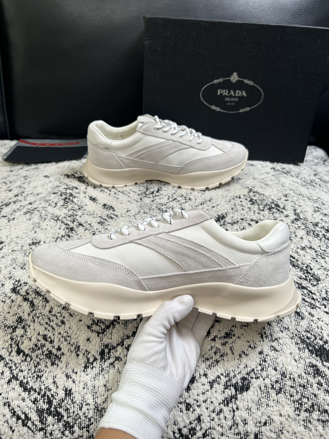 Prada  高品质  顶级工艺品，普拉达 专柜同步，原厂配置意大利进口牛皮搭配面料，进口牛皮内里垫，透气舒适，鞋底：原