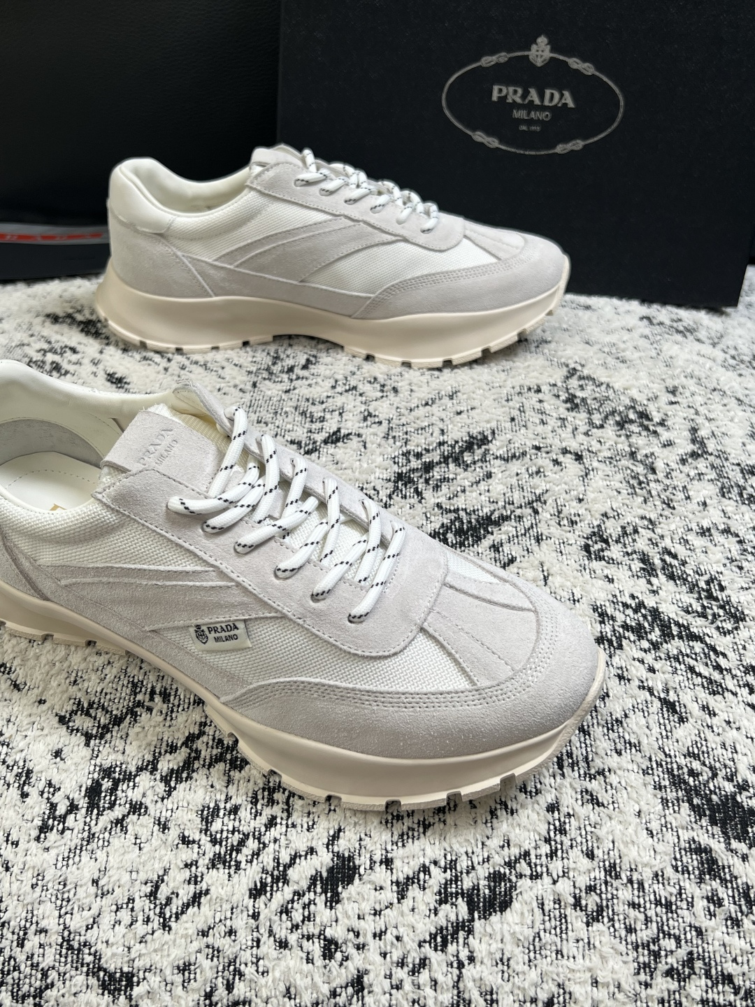 Prada  高品质  顶级工艺品，普拉达 专柜同步，原厂配置意大利进口牛皮搭配面料，进口牛皮内里垫，透气舒适，鞋底：原