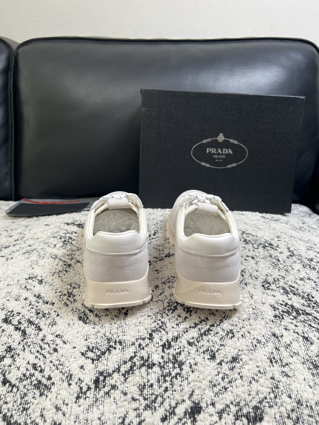 Prada  高品质  顶级工艺品，普拉达 专柜同步，原厂配置意大利进口牛皮搭配面料，进口牛皮内里垫，透气舒适，鞋底：原