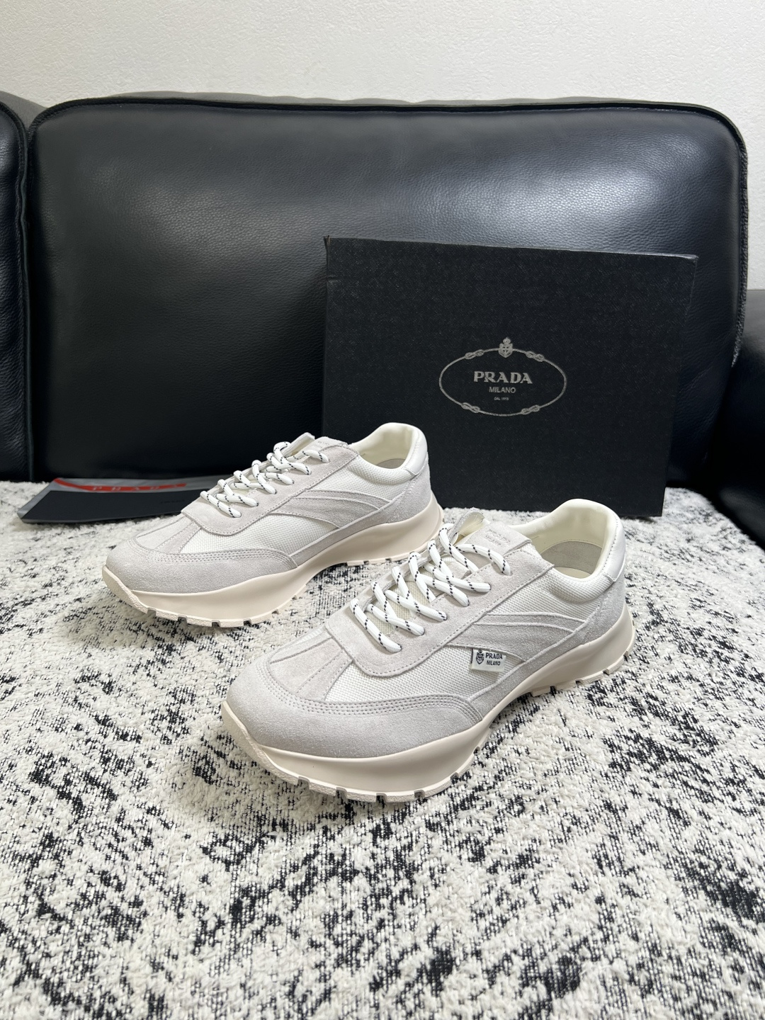 Prada  高品质  顶级工艺品，普拉达 专柜同步，原厂配置意大利进口牛皮搭配面料，进口牛皮内里垫，透气舒适，鞋底：原