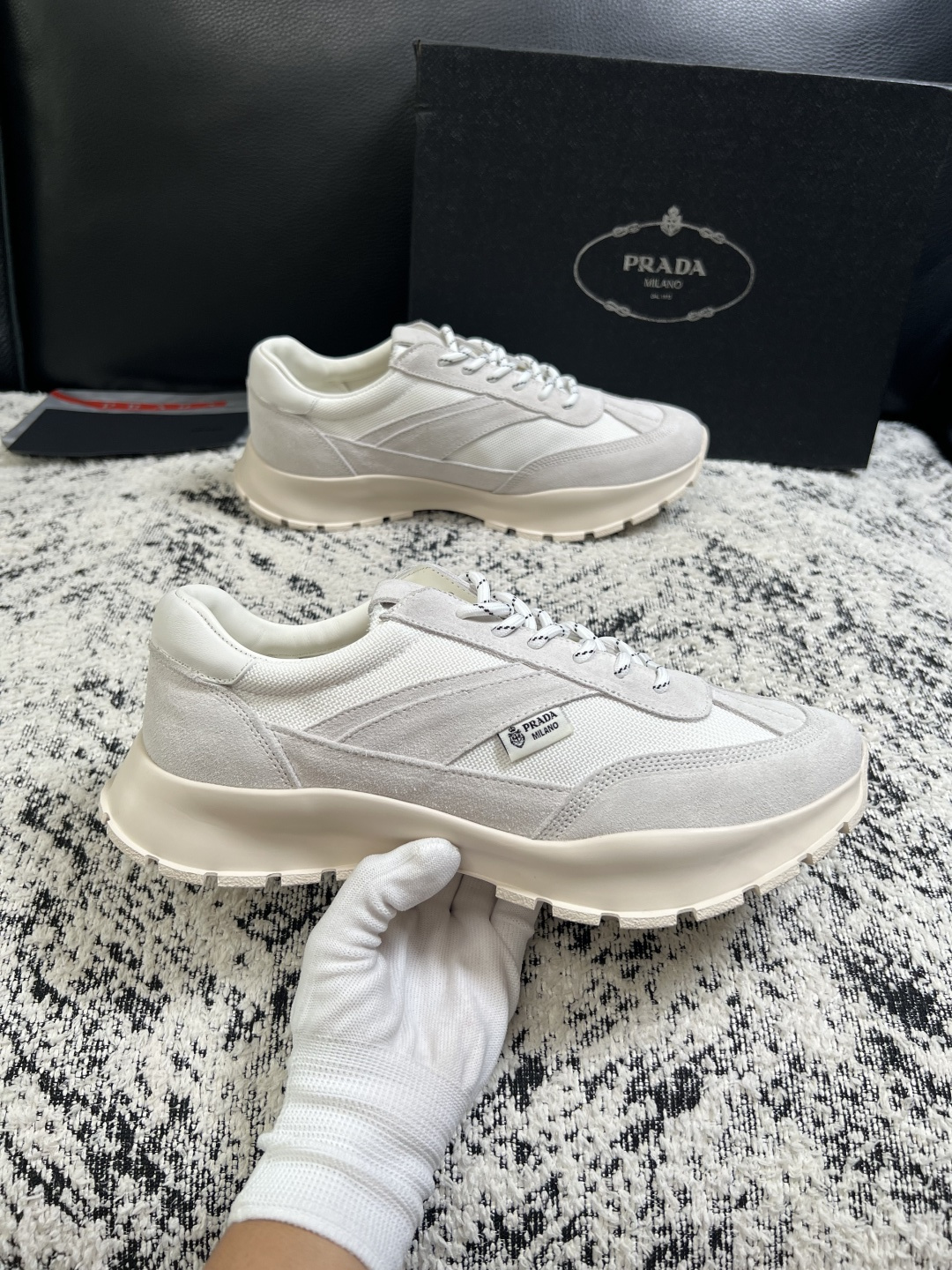 Prada  高品质  顶级工艺品，普拉达 专柜同步，原厂配置意大利进口牛皮搭配面料，进口牛皮内里垫，透气舒适，鞋底：原