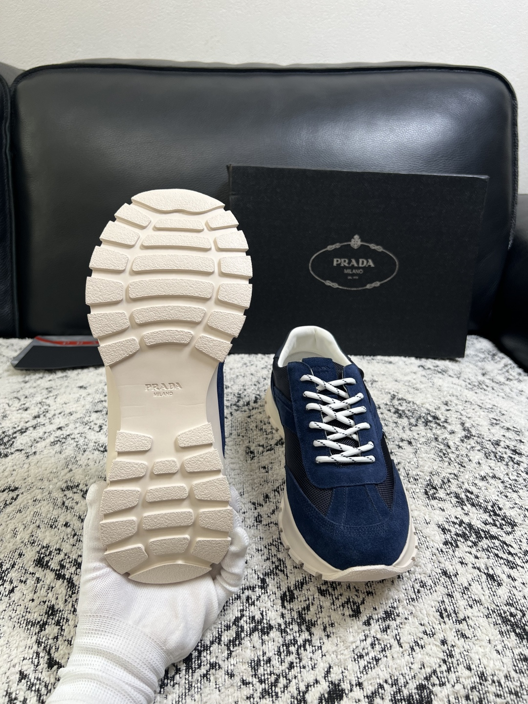 Prada  高品质  顶级工艺品，普拉达 专柜同步，原厂配置意大利进口牛皮搭配面料，进口牛皮内里垫，透气舒适，鞋底：原