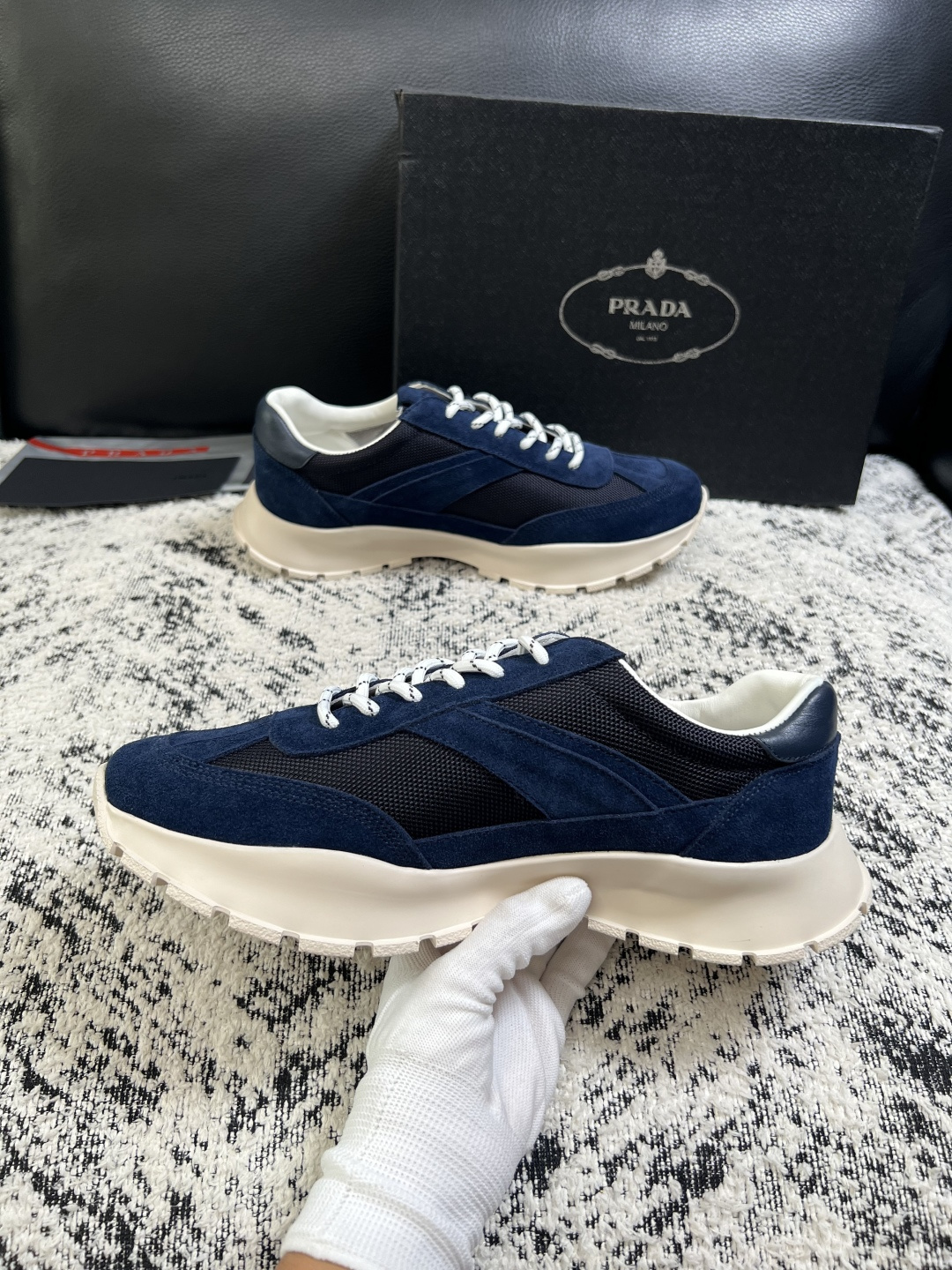 Prada  高品质  顶级工艺品，普拉达 专柜同步，原厂配置意大利进口牛皮搭配面料，进口牛皮内里垫，透气舒适，鞋底：原