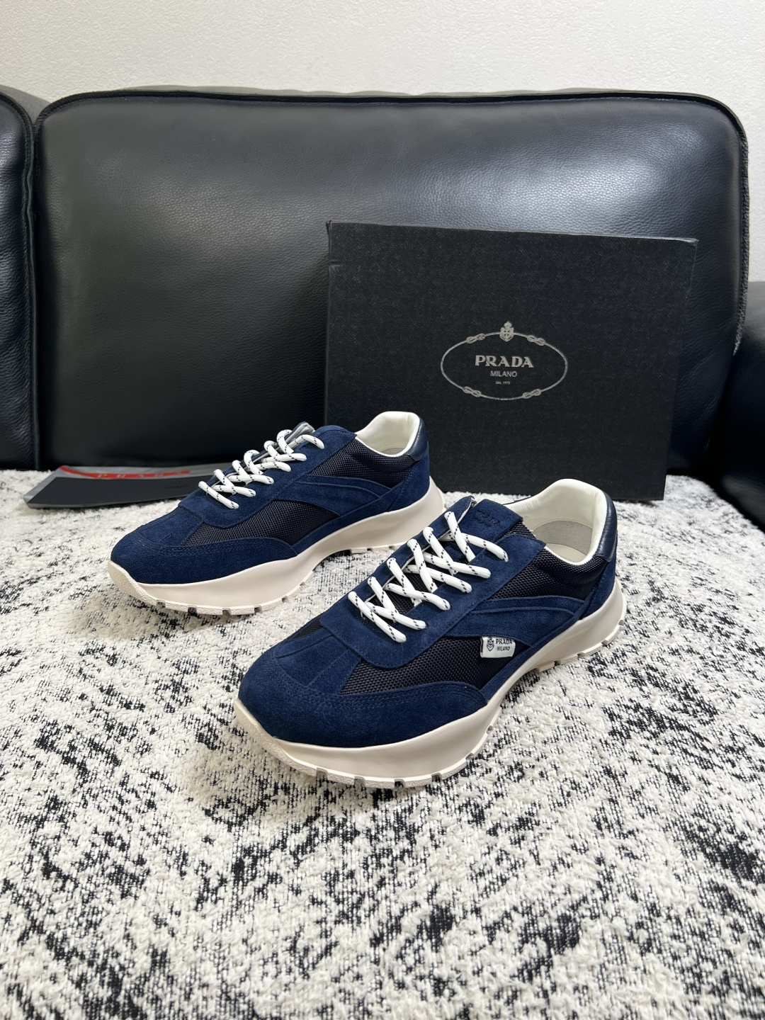 Prada  高品质  顶级工艺品，普拉达 专柜同步，原厂配置意大利进口牛皮搭配面料，进口牛皮内里垫，透气舒适，鞋底：原