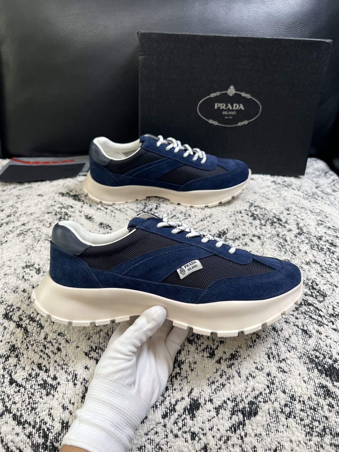 Prada  高品质  顶级工艺品，普拉达 专柜同步，原厂配置意大利进口牛皮搭配面料，进口牛皮内里垫，透气舒适，鞋底：原