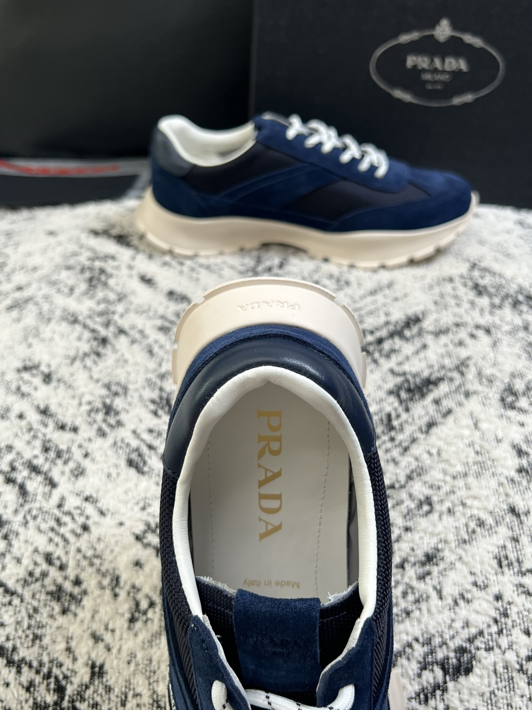 Prada  高品质  顶级工艺品，普拉达 专柜同步，原厂配置意大利进口牛皮搭配面料，进口牛皮内里垫，透气舒适，鞋底：原