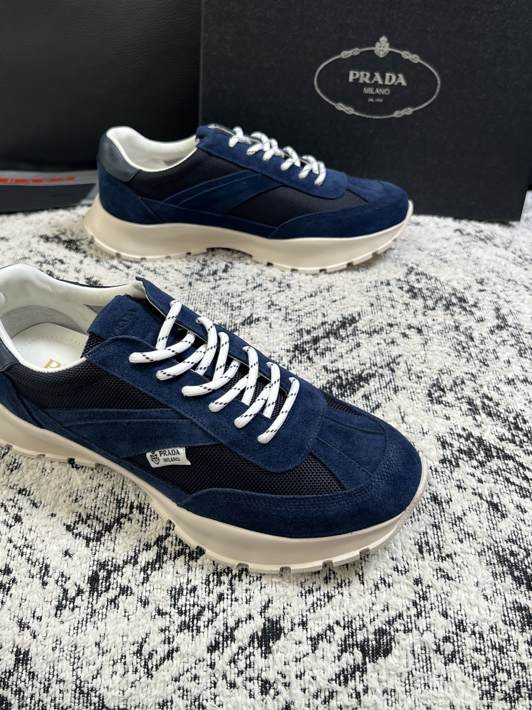 Prada  高品质  顶级工艺品，普拉达 专柜同步，原厂配置意大利进口牛皮搭配面料，进口牛皮内里垫，透气舒适，鞋底：原