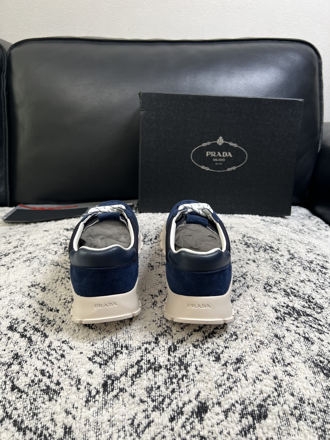 Prada  高品质  顶级工艺品，普拉达 专柜同步，原厂配置意大利进口牛皮搭配面料，进口牛皮内里垫，透气舒适，鞋底：原