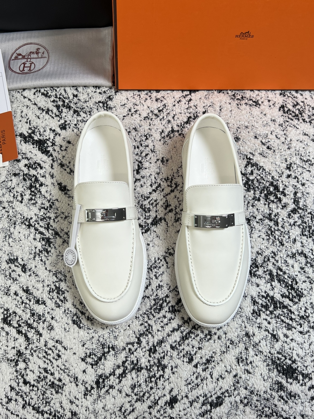 Hermes  高品质  顶级工艺品  爱马仕 专柜同步发售原厂配置，意大利进口原版牛皮面料，高品质拼接工艺，全进口水染