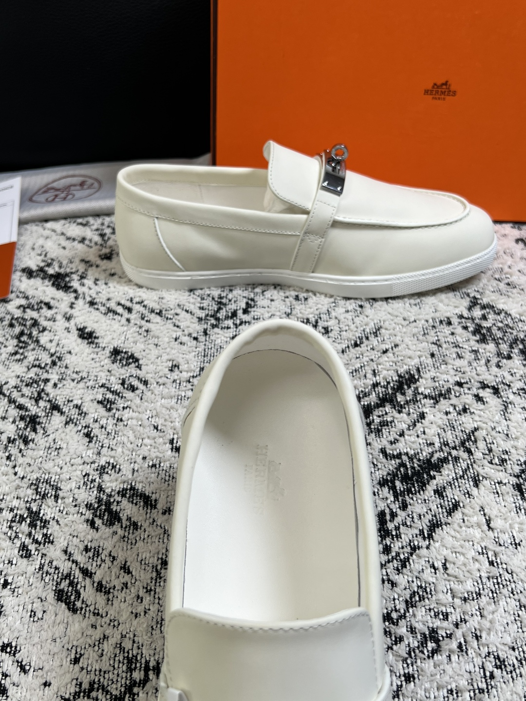 Hermes  高品质  顶级工艺品  爱马仕 专柜同步发售原厂配置，意大利进口原版牛皮面料，高品质拼接工艺，全进口水染