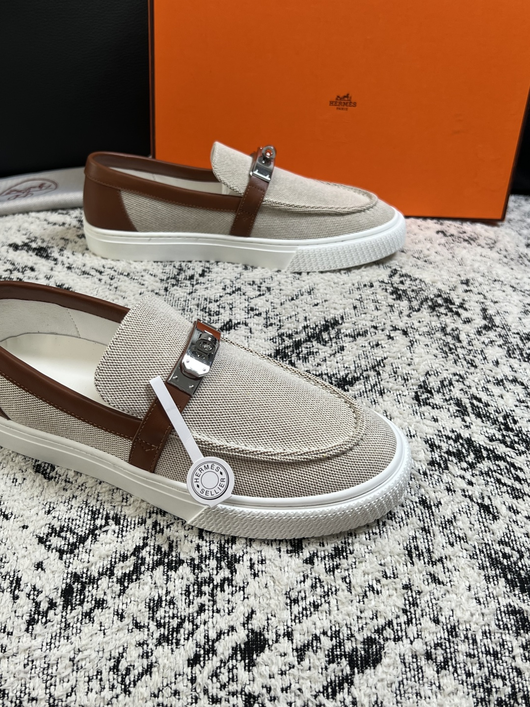 Hermes  高品质  顶级工艺品  爱马仕 专柜同步发售原厂配置，意大利进口原版牛皮面料，高品质拼接工艺，全进口水染