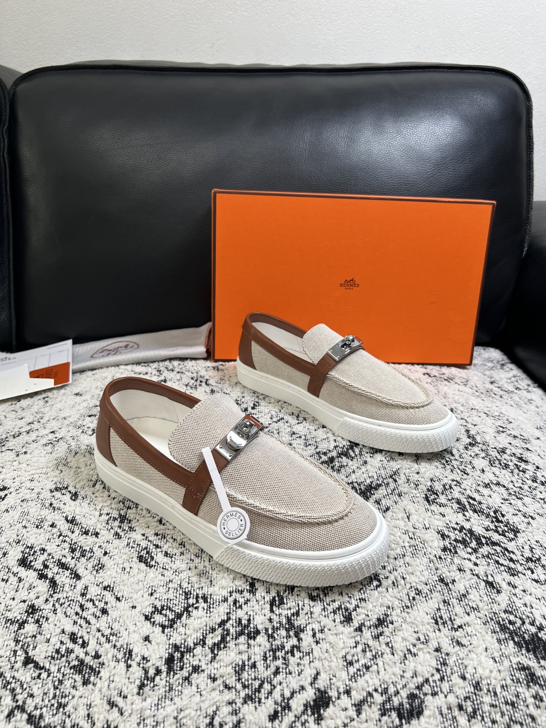 NO:930761,Hermes high-quality top handicrafts Hermès counters are simultaneously selling original factory configurations, original cowhide fabrics imported from Italy, high-quality splicing technology, fully imported water-dyed cowhide linings, original soles specially provided by the factory and super comfortable, original factory follow-up goods, code number 39-44 (customized 45), hermes, hermes, cowhide19860909Hermes 高品质 顶级工艺品 爱马仕 专柜同步发售原厂配置,意大利进口原版牛皮面料,高品质拼接工艺,全进口水染牛皮里垫,鞋底原厂特供原版底超级舒适,原厂跟单货 ,码数 39-44（ 订做 45）,,hermes,hermes,cowhide,Men's shoes