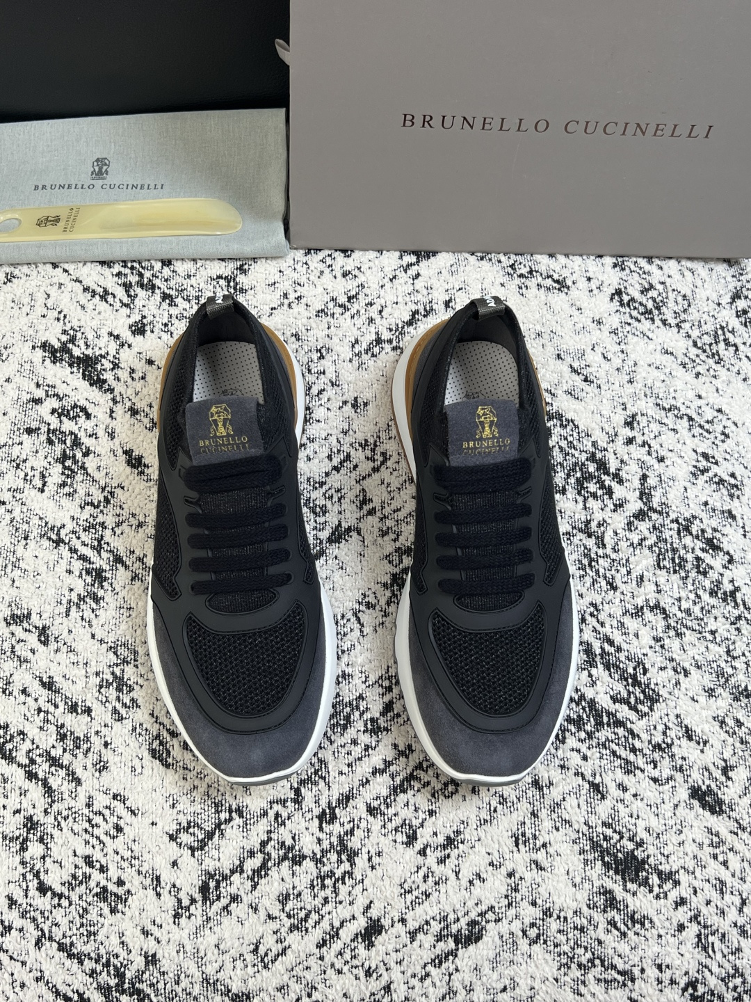 Brunello Cucinelli  高品质 顶级工艺品  BC  专柜同步原厂配置，意大利进口牛皮面料牛内里垫，高品
