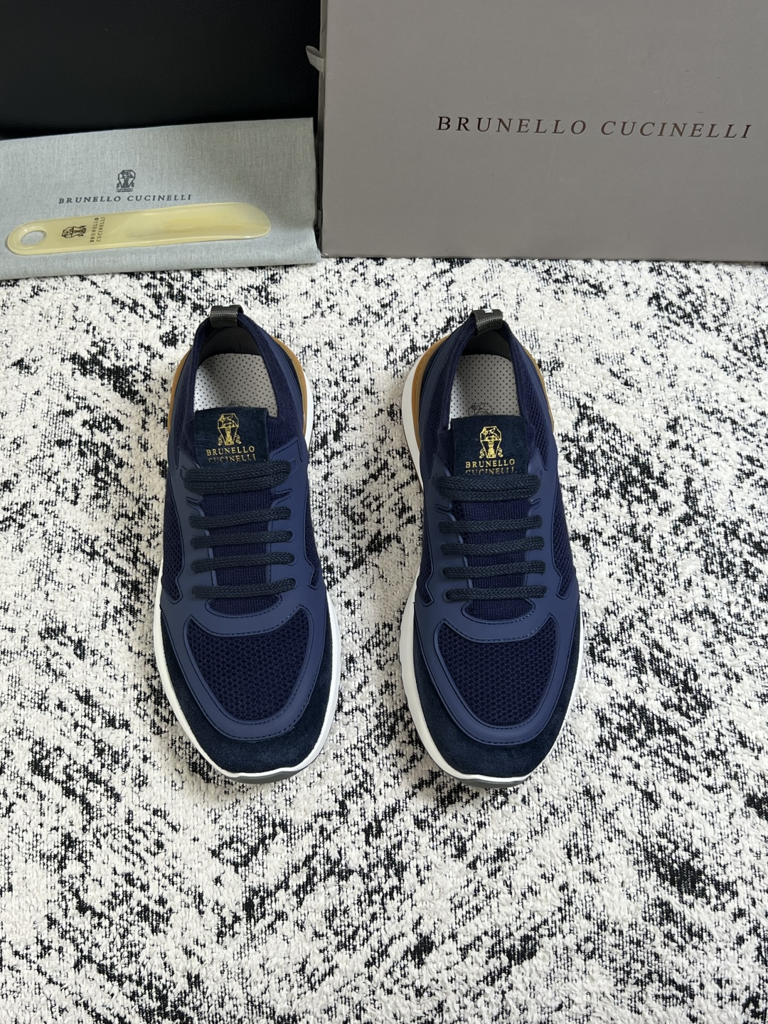 Brunello Cucinelli  高品质 顶级工艺品  BC  专柜同步原厂配置，意大利进口牛皮面料牛内里垫，高品